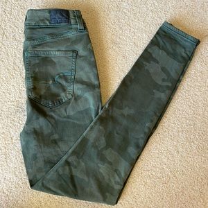 American Eagle camo curvy super hi-rise jogging in size 4 regular